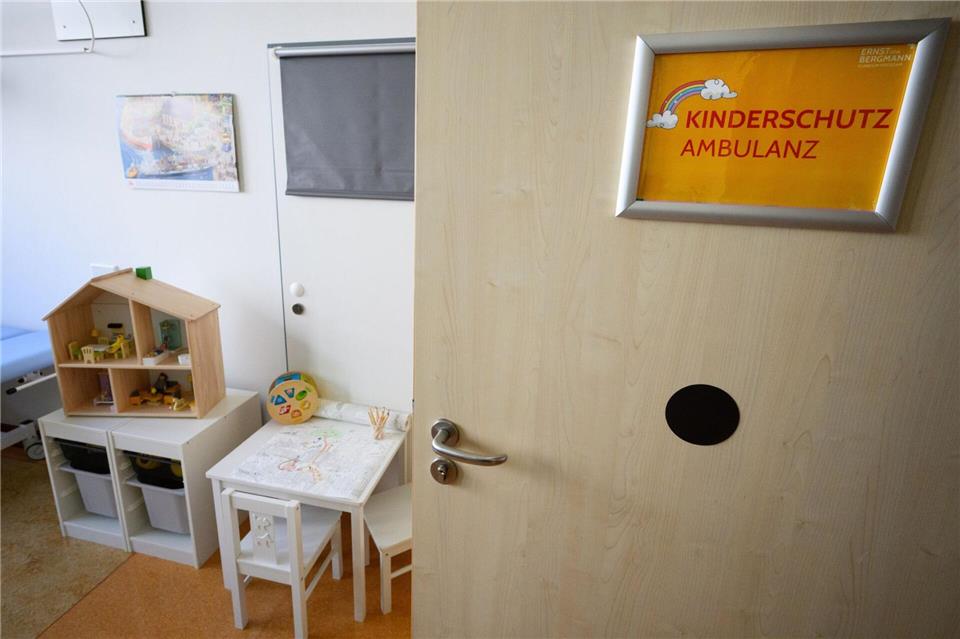 In einer Kinderschutzambulanz finden sich Spielsachen. (Archivbild)Bernd von Jutrczenka/dpa