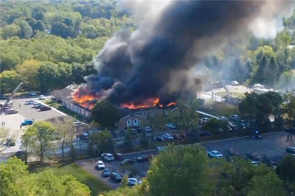 Schüsse in US-Kirche: Zwei Opfer und Verdächtiger tot In einer Kirche hat es Schüsse gegeben und ein Feuer.Julie J/Julie J, @Malkowski6April/AP/dpa