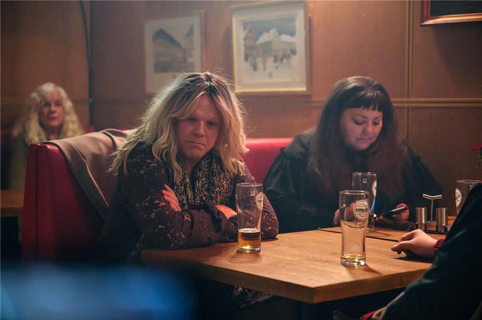 In einer Kneipe freundet sich Berit (Anders Baasmo, l.) mit einer Frau und zwei Männern an, die sich dort regelmäßig an einem Stammtisch treffen. Lukas Salna/ZDF/dpa