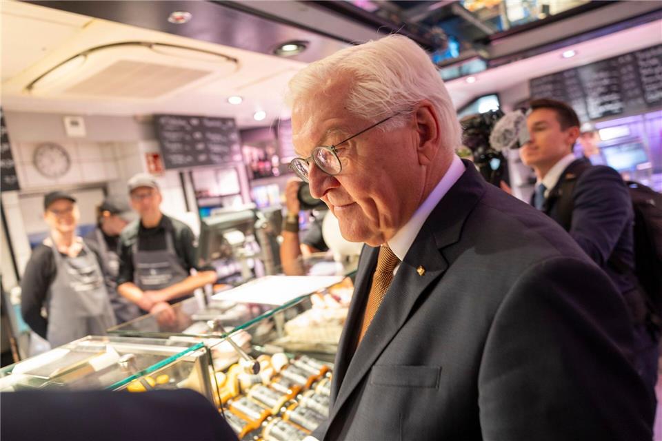 „So ein hoher Besuch“ - Andernach freut sich über Steinmeier In einer Metzgerei bekam Steinmeier eine Bratwurst mit BrötchenThomas Banneyer/dpa