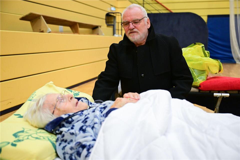 In einer Notunterkunft hat eine 97-Jährige Unterschlupf gefunden.   Sebastian Christoph Gollnow/dpa