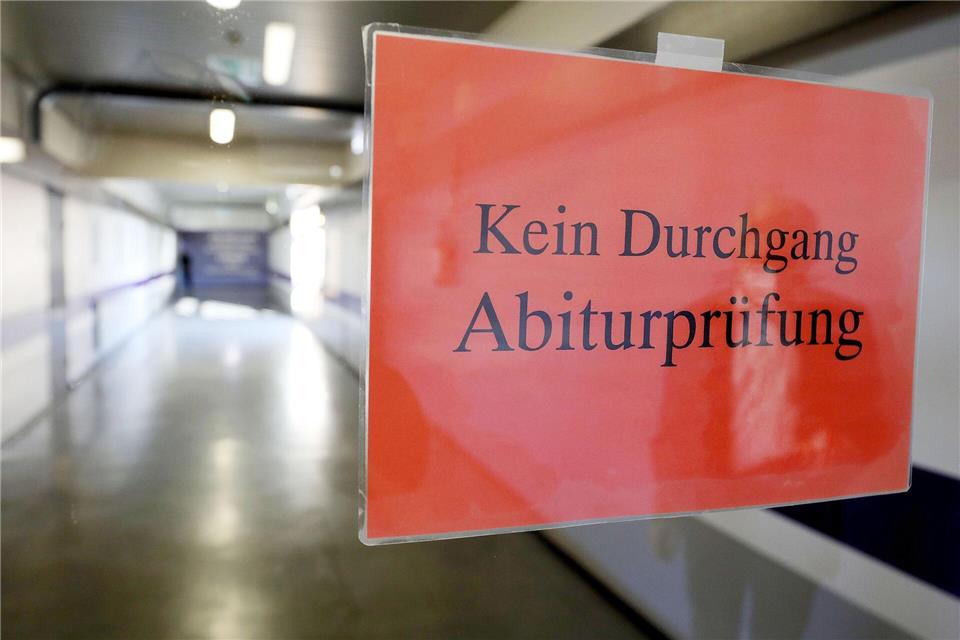 In einer Online-Petition beklagen sich Abiturienten über die diesjährige Klausur im Englisch-Leistungskurs und fordern eine faire Nachkorrektur (Foto-Illustration).Oliver Berg/dpa