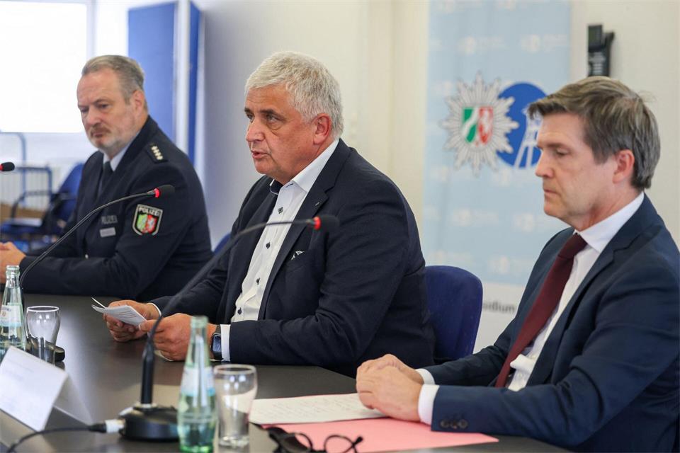 In einer Pressekonferenz berichten Michael Esser, Leitender Kriminaldirektor der Polizei Köln (Mitte) und Ulrich Bremer, Oberstaatsanwalt der Staatsanwaltschaft Köln (rechts) über den Stand der Ermittlungen. Christoph Reichwein/dpa
