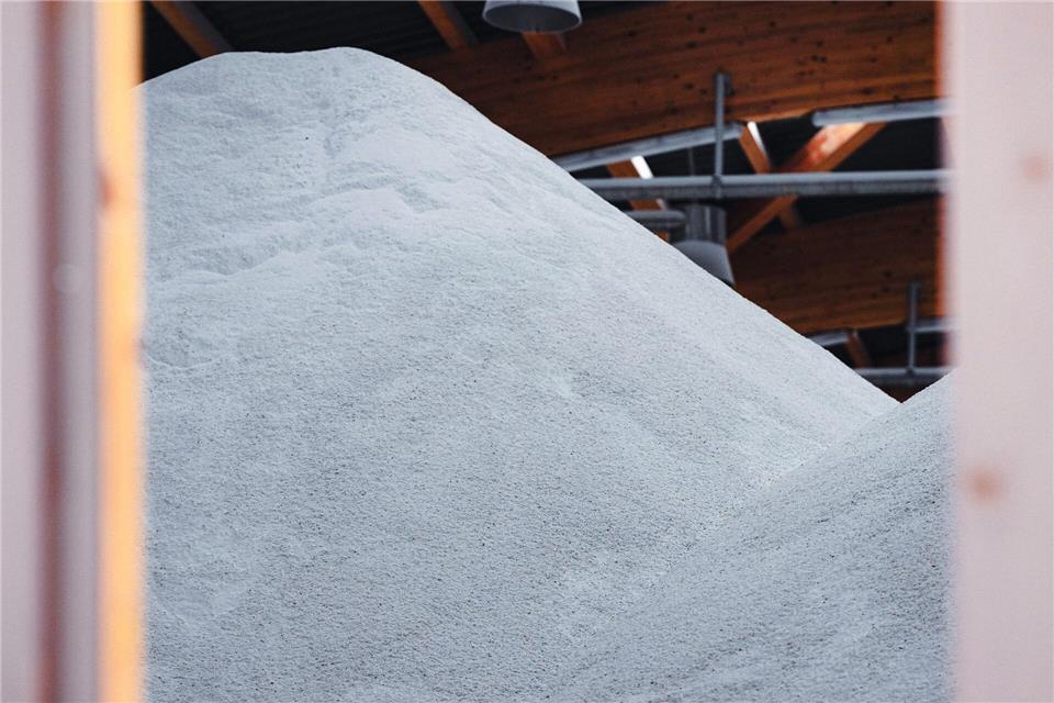 In einer Salzlagerhalle türmt sich das Streumittel für den Winterdienst. (Archivbild) Soeren Stache/dpa