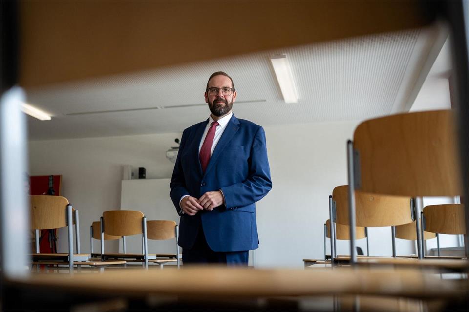 In einer Schule in Cottbus hat Minister Hoffmann seine Pläne fürs kommende Schuljahr vorgestellt.Sebastian Christoph Gollnow/dpa
