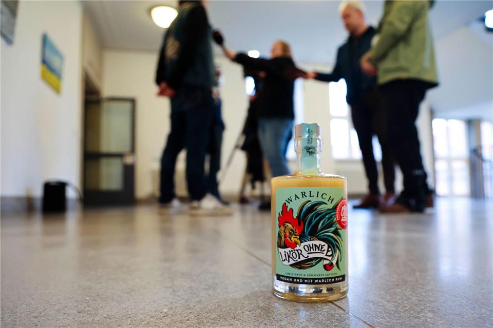 Likör ohne Ei darf „Likör ohne Ei“ heißen  In einer Sonderedition ist der letzte Buchstabe bei „Likör ohne Ei“ noch durch eine Hahnenfeder verdeckt. Jetzt erlaubt das Urteil wieder den ganzen Schriftzug.Frank Molter/dpa