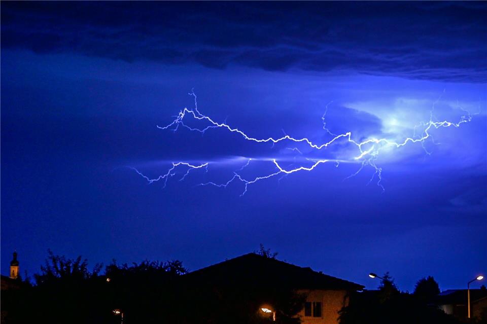 In einer Statistik zu Blitzeinschlägen lag der Landkreis Schaumburg im vergangenen Jahr in Niedersachsen vorn. (Symbolbild)Matthias Balk/dpa