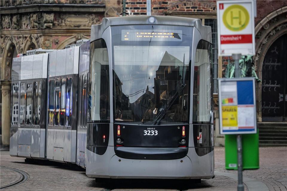 In einer Straßenbahn in Bremen wurde Pfefferspray versprüht. (Symbolbild)Focke Strangmann/dpa