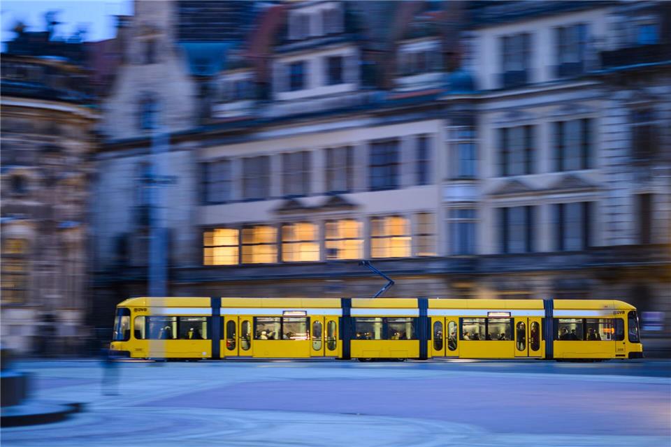 In einer Straßenbahn wurde in der Nacht zum 24. August ein 20-Jähriger mit einem Messer attackiert. (Symbolbild)Robert Michael/dpa