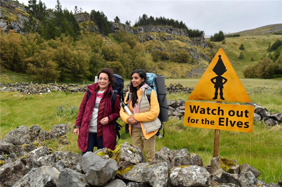 In einer Szene vom diesjährigen Oster-„Traumschiff“ erkunden Hanna Liebhold (links, Barbara Wussow) und Dr. Jessica Delgado (Collien Fernandes) die spektakuläre Landschaft Islands.Dirk Bartling/ZDF/dpa