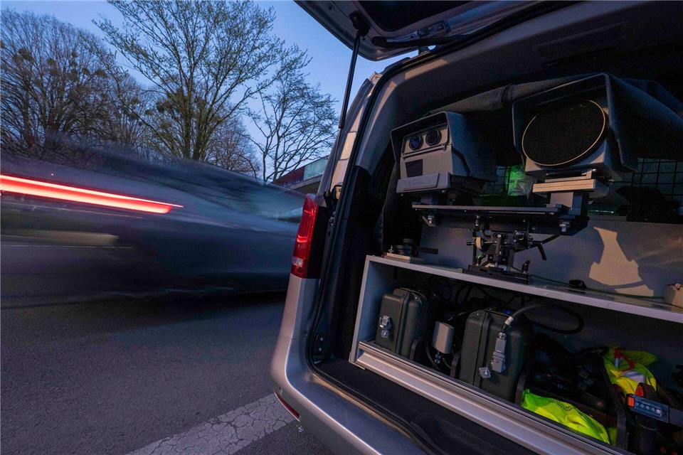 In einer Tempo-20-Zone in Donauwörth blitzte die Zivilstreife die Autofahrerin mit ihrem Wagen. (Symbolbild)Peter Kneffel/dpa