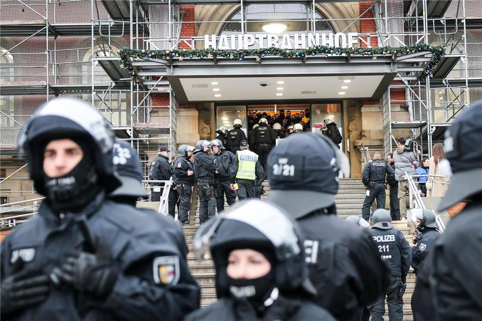 In einer Übung wurde der Fußballfernreiseverkehr geübt.Christian Charisius/dpa