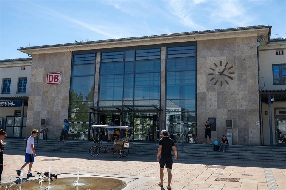 In einer Unterführung im Rosenheimer Bahnhof wurde die Frau mit einem Messer angegriffen.Peter Kneffel/dpa