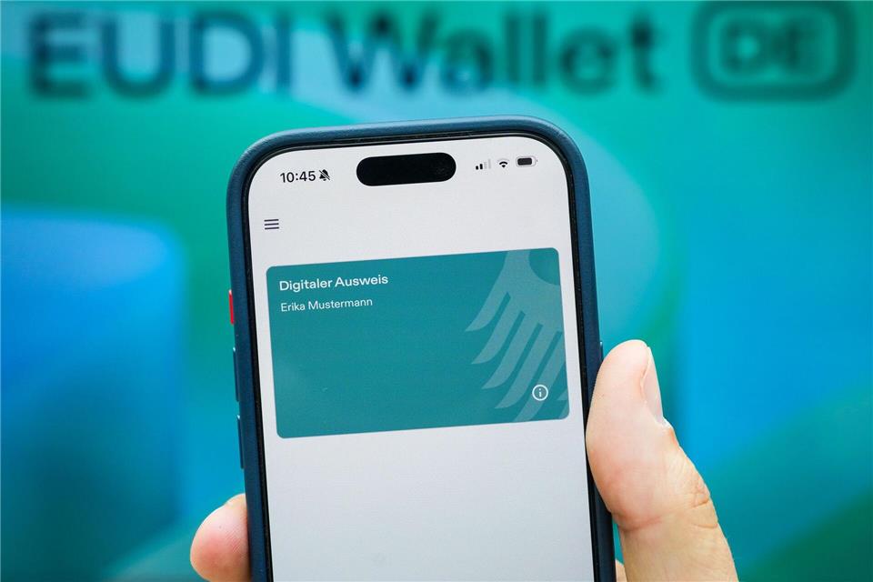 In einer Wallet auf dem Handy könnten bald „digitale Zwillinge“ von Ausweis, Führerschein und Co. gespeichert werden. (Symbolbild)Soeren Stache/dpa