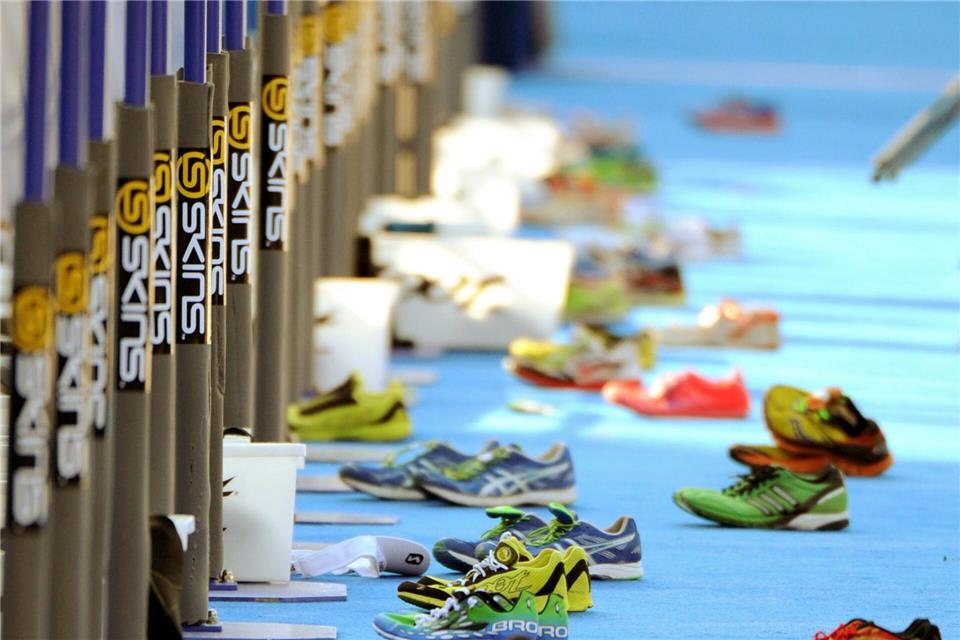 In einer Wechselzone beim Triathlon kann es schon mal hektisch zugehen. (Archivbild) picture alliance / dpa
