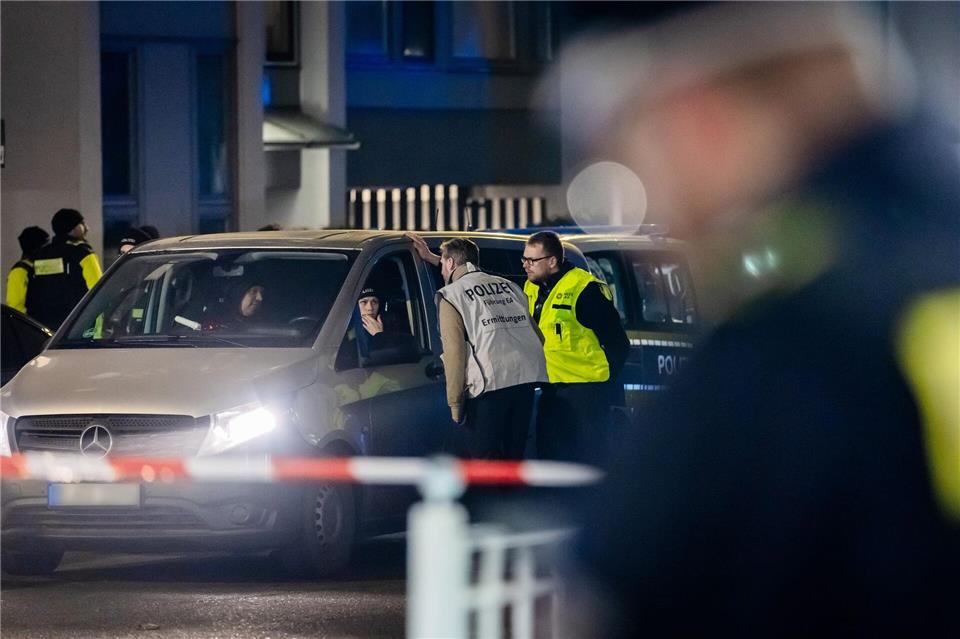 In einer Wohnung in der Wichmannstraße sind am Sonntagabend mehrere Menschen durch Schüsse verletzt worden.Christoph Soeder/dpa