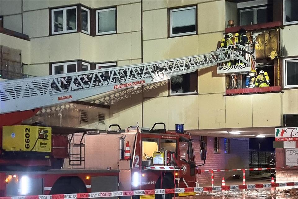 In einer Wohnung und auf einem Balkon brannte es.