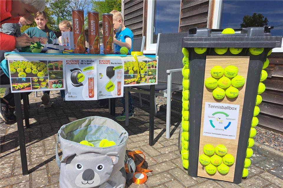 In einer alten, aber neu gestalteten Mülltonne sammelt der TC Velen schon ausgediente Tennisbälle.