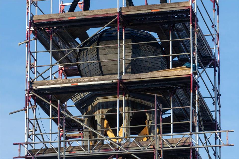 In einer feierlichen Zeremonie wurde am Montag eine Turmkugel auf dem Dach des denkmalgeschützten Bauwerks mit zeithistorischen Dokumenten wie Münzen und Tageszeitungen befüllt.Michael Reichel/dpa