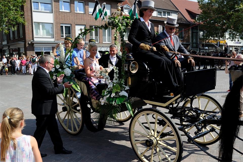 In einer festlich herausgeputzten Kutsche fuhren die Majestäten auf den Paradeplatz.