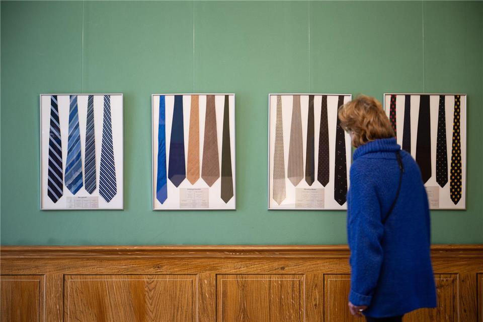 In einer früheren Ausstellung im Modemuseum Meyenburg wurden Krawatten präsentiert. (Archivbild) Sebastian Gollnow/dpa