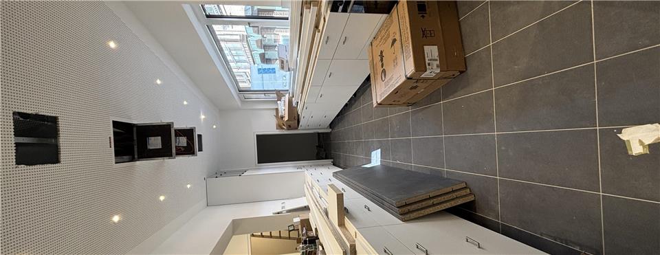Ein neues Zuhause für das Leben in Raesfeld In einer großen Küche mit Durchreiche in den Saal können Kaffee und Schnittchen vorbereitet werden.