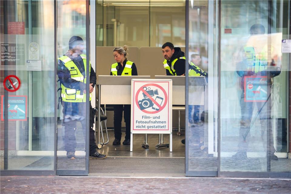 In einer neu eröffneten Service-Stelle will die Sparkasse vom Einbruch betroffene Kunden unterstützenChristoph Reichwein/dpa