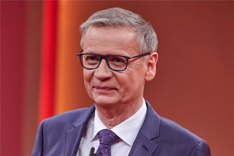 In einer neuen Folge von „Wer wird Millionär?“ ist Moderator Günther Jauch mit Gehhilfen zu sehen. (Archivbild)Henning Kaiser/dpa