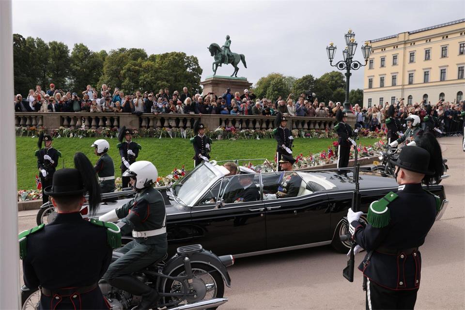 In einer offenen Limousine wurde König Haakon VIII. vom Schloss zum Parlament gefahren. Amanda Pedersen Giske/NTB/dpa