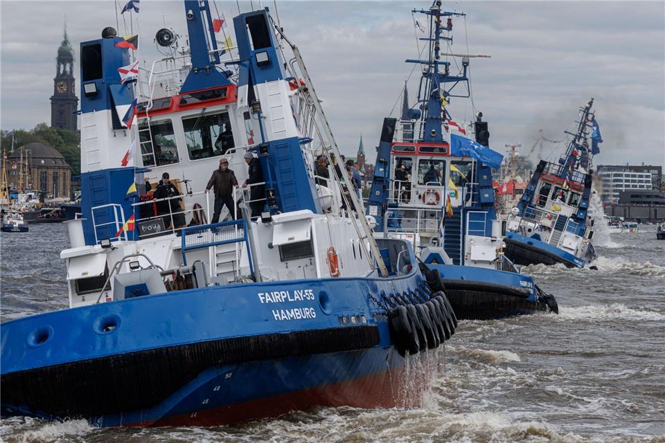 In einer präzisen Choreographie tanzten die vier Schlepper über die Elbe. Markus Scholz/dpa