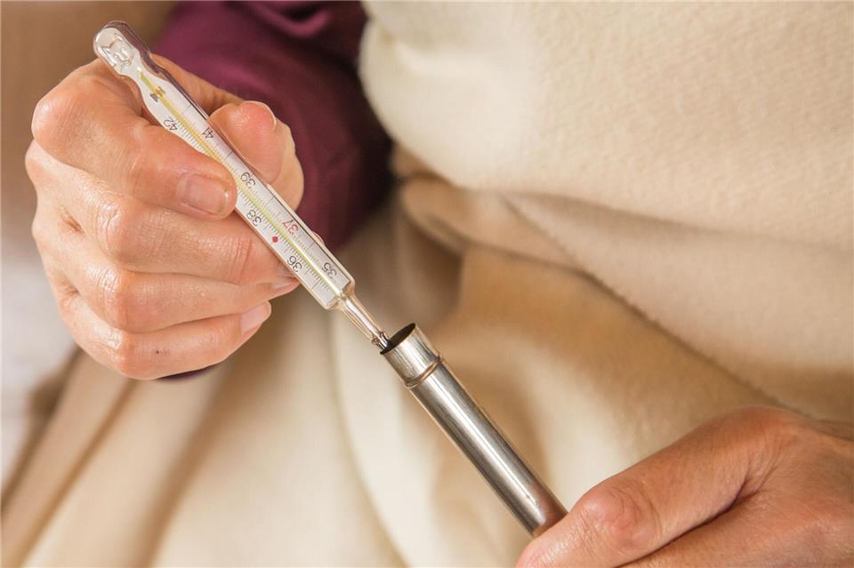In einigen Haushalt sind sie noch zu finden: Fieberthermometer mit Quecksilber.Christin Klose/dpa-tmn
