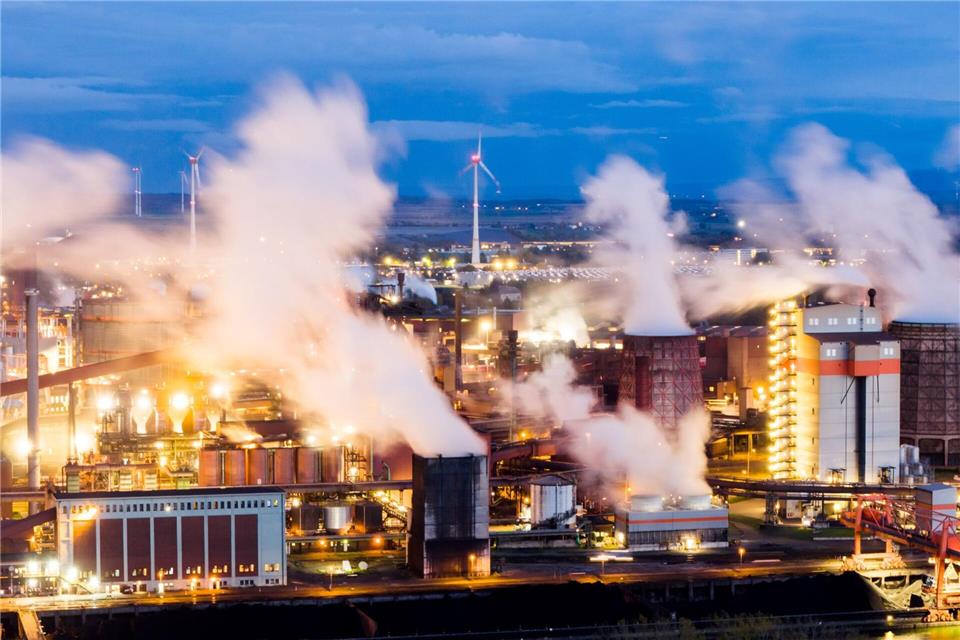 In einigen Industriezweigen wie bei der Stahlproduktion fallen Restemissionen von CO2 an, die auch durch neue Techniken bislang nicht ganz vermieden werden können. (Archivbild)Julian Stratenschulte/dpa