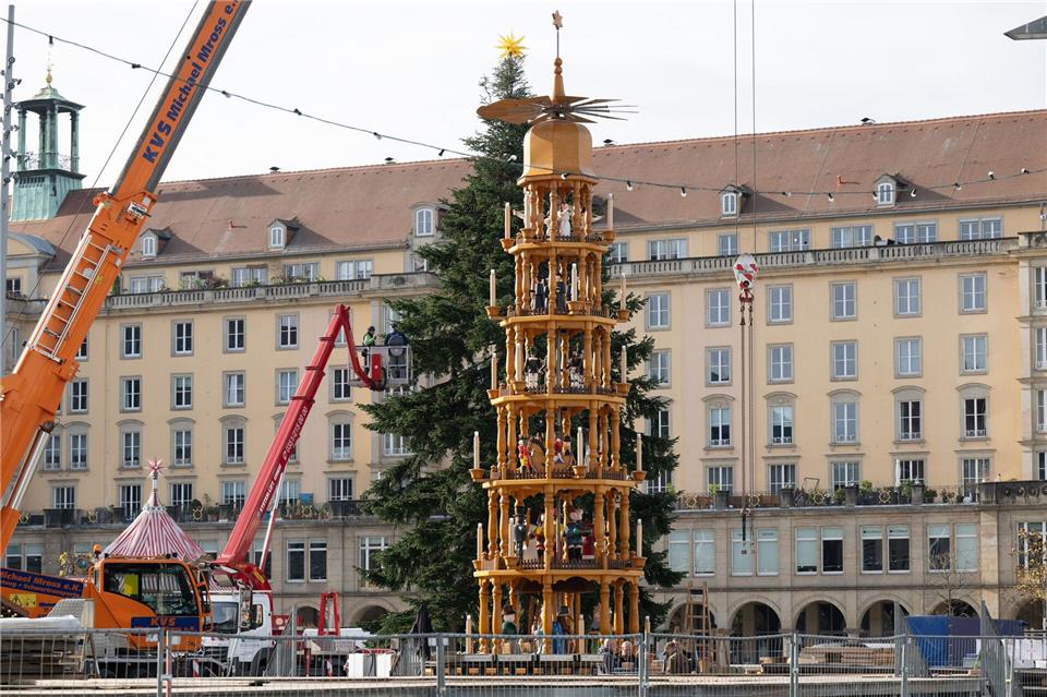 In einigen Innenstädten in Deutschland - wie hier in Dresden - beginnen in diesen Tagen die Aufbauarbeiten für die Weihnachtsdeko.Sebastian Kahnert/dpa