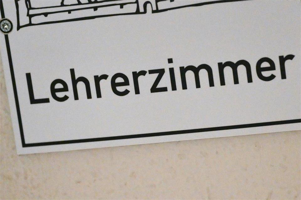 In einigen Lehrerzimmern im Land gibt es zum Schuljahresbeginn noch freie Plätze. (Archivbild)Bernd Weißbrod/dpa