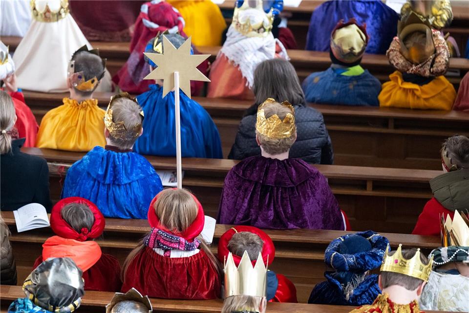 In einigen Orten sind am 6. Januar Sternsinger unterwegs, außerdem gibt es viele Gottesdienste und Konzerte. (Archivbild)Sven Hoppe/dpa