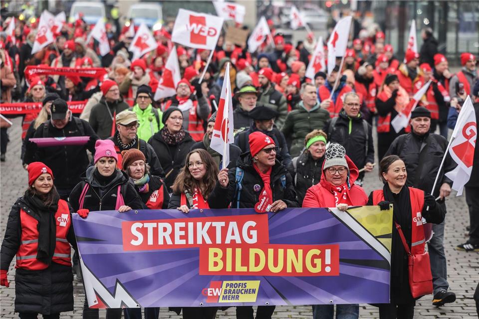 In einigen Regionen von NRW hat die GEW zu neuen Warnstreiks an Schulen aufgerufen. (Archivbild)Oliver Berg/dpa