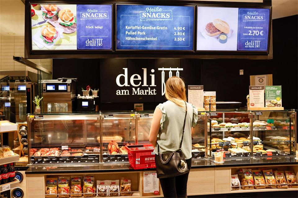 In einigen Rewe-Filialen gibt es ein Deli, in dem sich Kunden mit frischen Speisen eindecken können.Thomas Banneyer/dpa