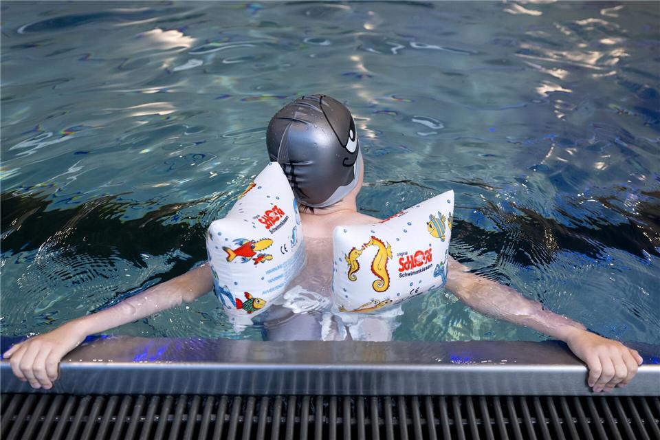 In einigen Schwimmbädern gilt eine Schwimmflügelpflicht – für Nichtschwimmer. (Symbolbild)Sven Hoppe/dpa