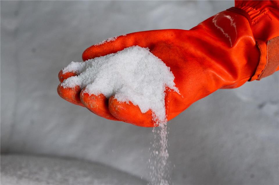 In einzelnen Kommunen in NRW wird das Streusalz knapp. (Archiv)Christophe Gateau/dpa