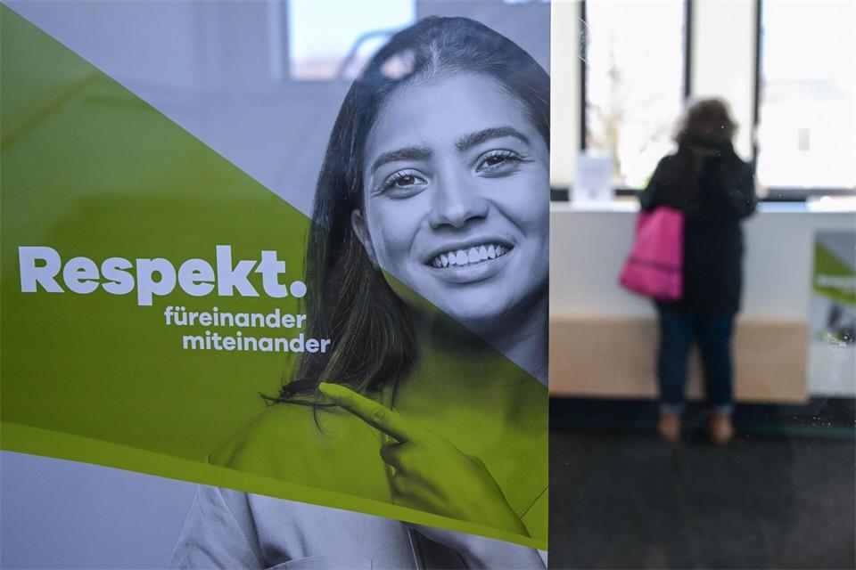 In etlichen Praxen findet man inzwischen Aufkleber oder Plakate, auf denen zu mehr Respekt und Freundlichkeit im Umgang mit dem Personal aufgerufen wird. (Symbolbild) Bernd Weißbrod/dpa