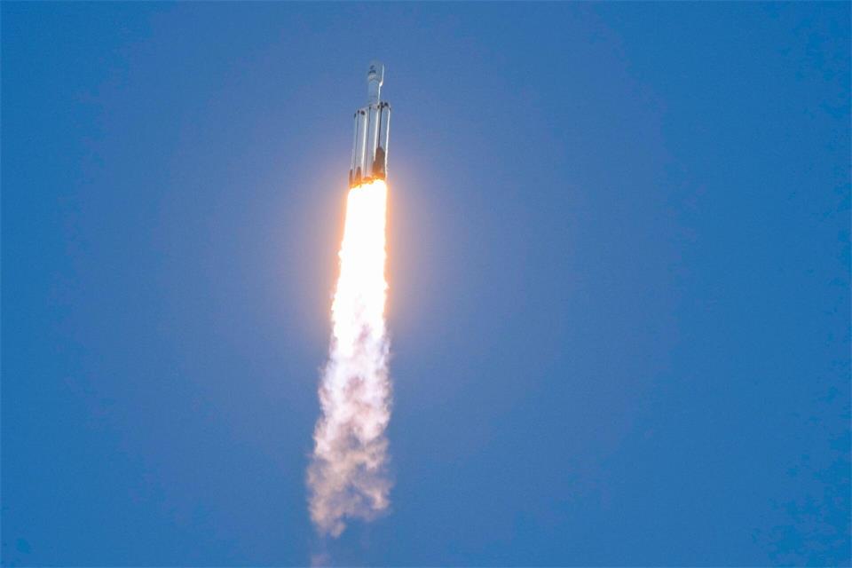 In etwa einem Monat soll das Teleskop seine rund 1,6 Millionen Kilometer von der Erde entfernte Umlaufbahn erreichen.John Raoux/AP/dpa
