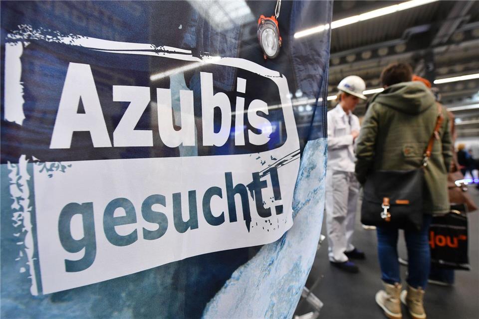 In fast allen Bereichen der Wirtschaft suchen Firmen nach künftigen Fachkräften. (Symbolbild)    Martin Schutt/dpa-Zentralbild/dpa