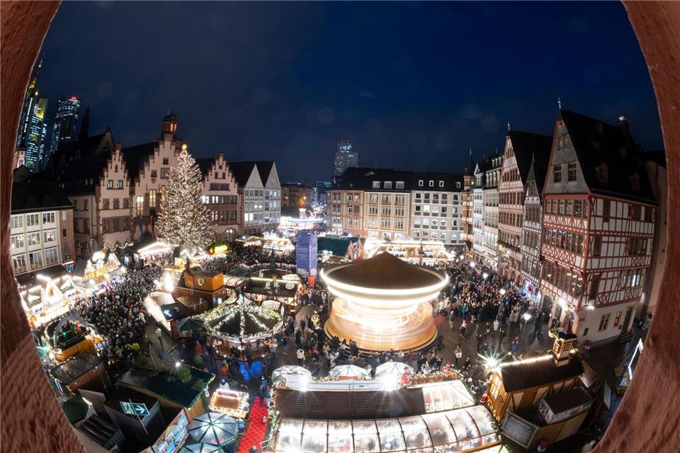 In festlichem Lichterglanz erstrahlt der Frankfurter Weihnachtsmarkt auf dem Römerberg zur Eröffnung.Boris Roessler/dpa