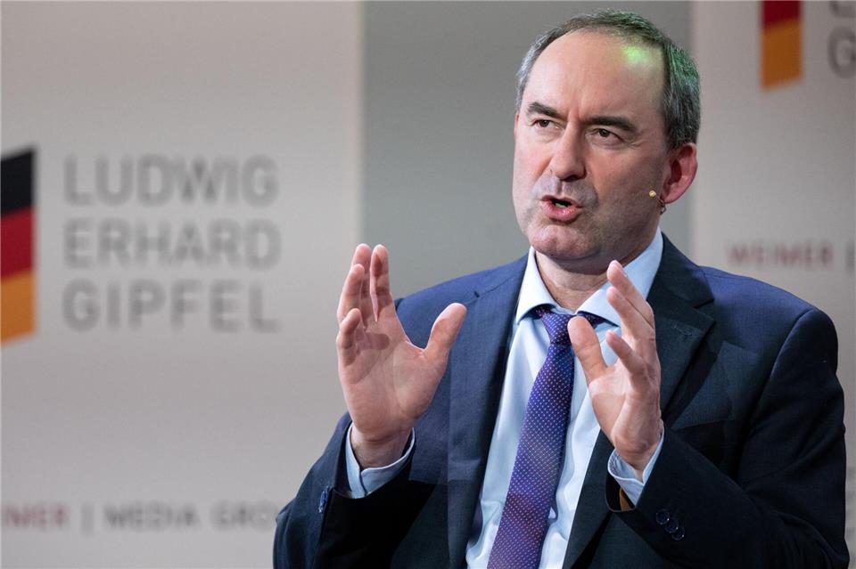 In früheren Jahren kam Bayerns Wirtschaftsminister Hubert Aiwanger gerne und regelmäßig zum Erhard-Gipfel an den Tegernsee - in diesem Jahr hat er sich noch nicht final entschieden. (Archivbild)Sven Hoppe/dpa