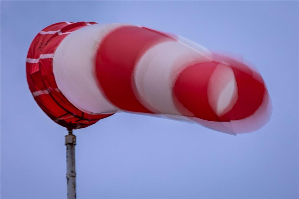 In ganz Brandenburg und in Berlin wehen am Montag starke Winde. (Symbolbild)Jens Büttner/dpa