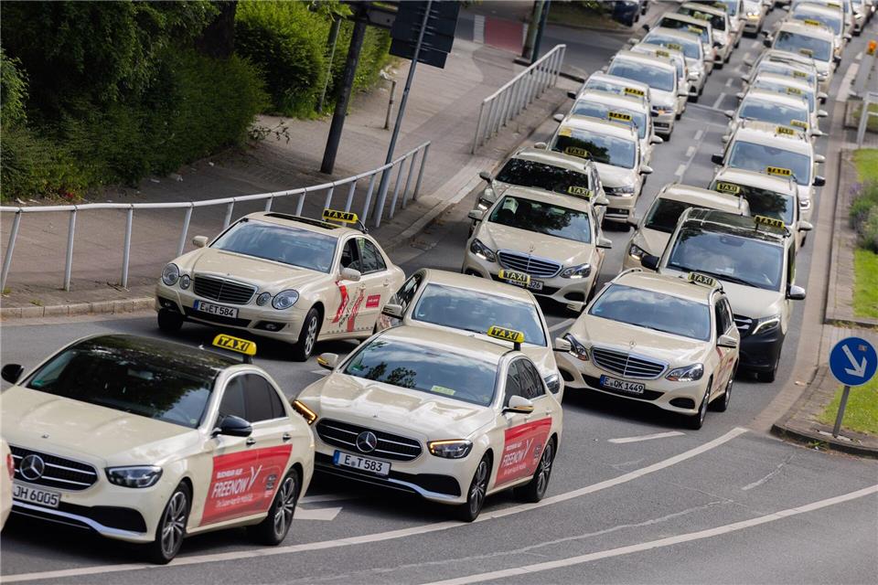In ganz Deutschland sind Taxifahrer zuletzt gegen die günstige Konkurrenz der Mietwagenfahrten auf die Straße gegangen. (Archivbild)Rolf Vennenbernd/dpa