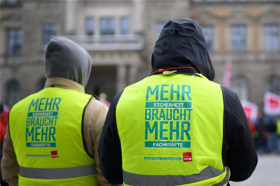 In ganz Niedersachsen und Bremen sollen Beschäftigte des öffentlichen Dienstes am Dienstag die Arbeit niederlegen. (Archivbild)Julian Stratenschulte/dpa