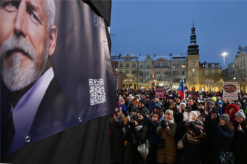 In ganz Tschechien gehen Menschen aus Solidarität mit ihrem Präsidenten Pavel auf die Straße. Er befindet sich in einem Machtkampf mit der Regierung von Andrej Babis.O·ana Jaroslav/CTK/dpa