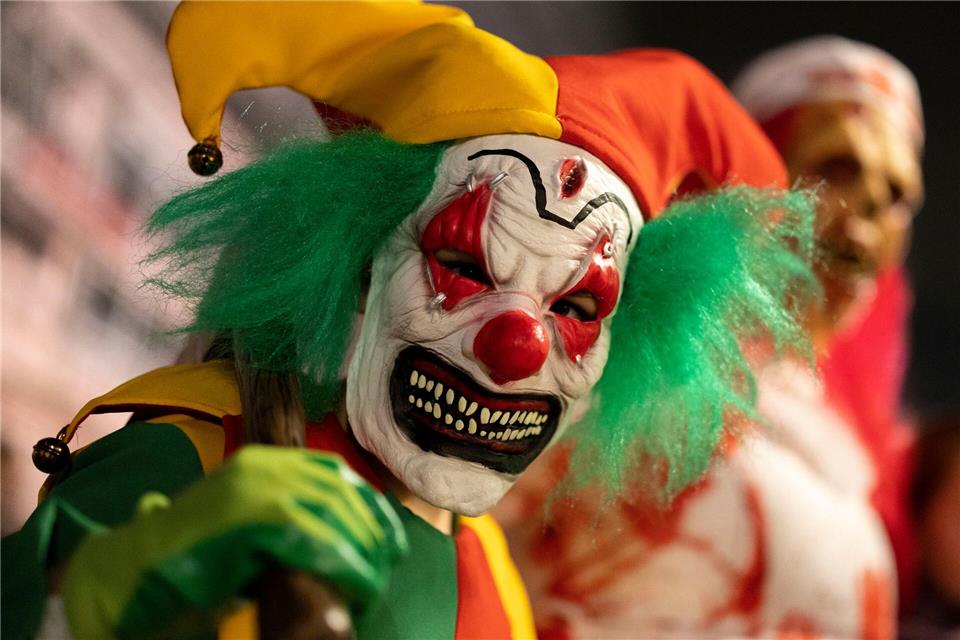 Einsatzkräfte zeigen Präsenz an Halloween  In grusligen Kostümen ziehen viele junge Menschen an Halloween durch die Straßen. (Symbolbild)Christoph Reichwein/dpa