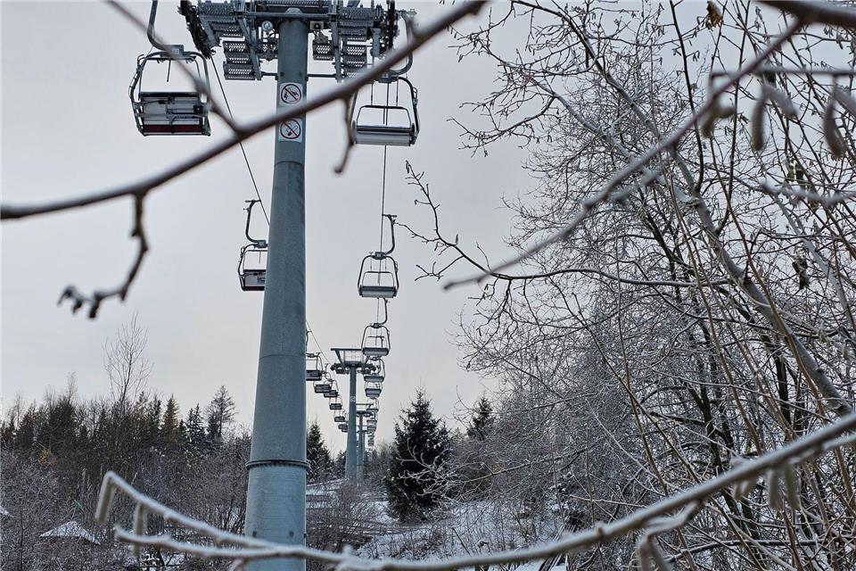 In höheren Lagen hat sich über Nacht eine geschlossene Schneedecke gebildet – rechtzeitig für den Start der Skisaison in Oberwiesenthal. (Archivbild)Mike Müller/dpa
